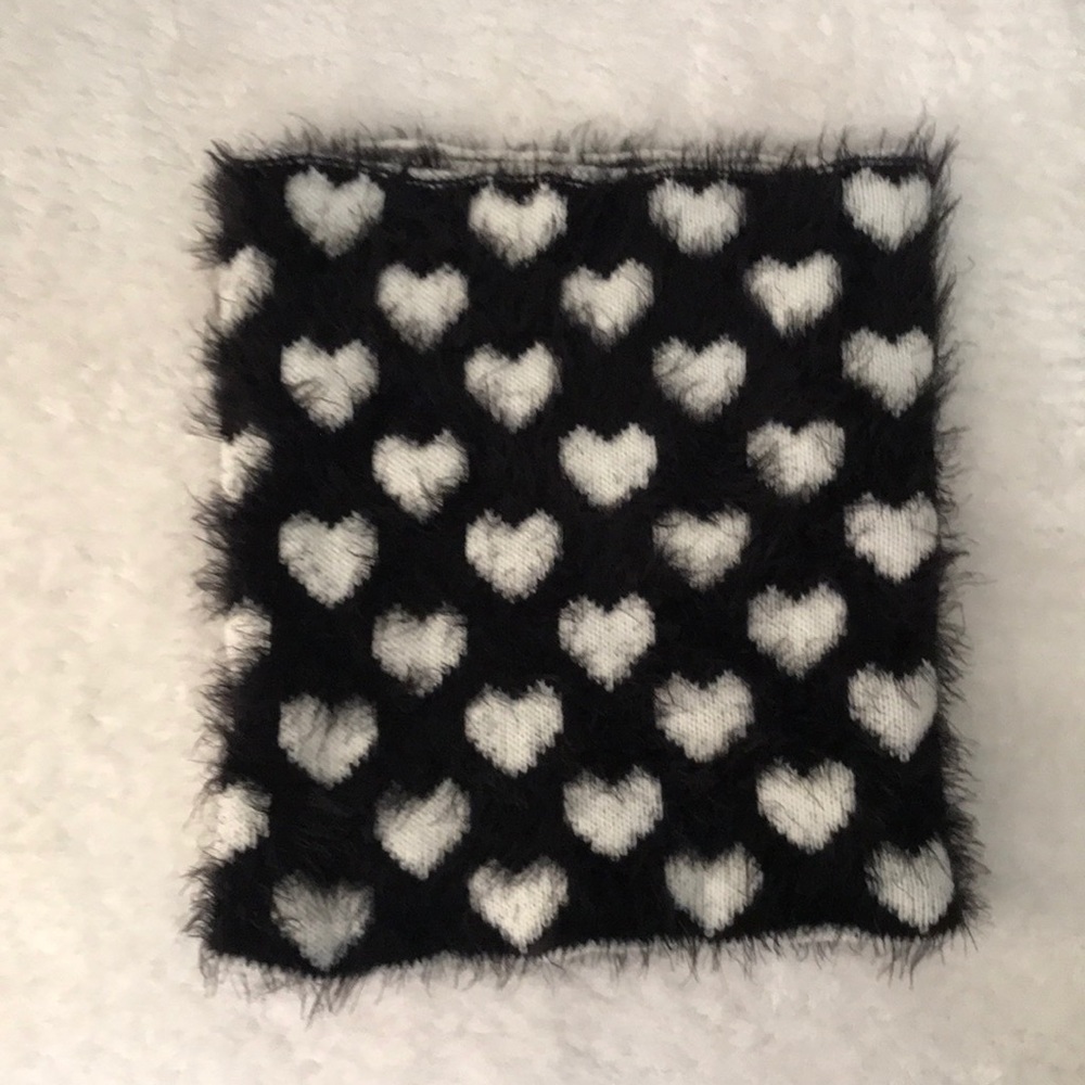 NWOT UO Reversible Winter Black and White Hearts Fuzzy Infinity Scarf